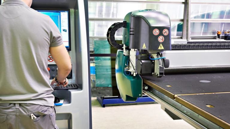 Баннер фрезеровка стекла